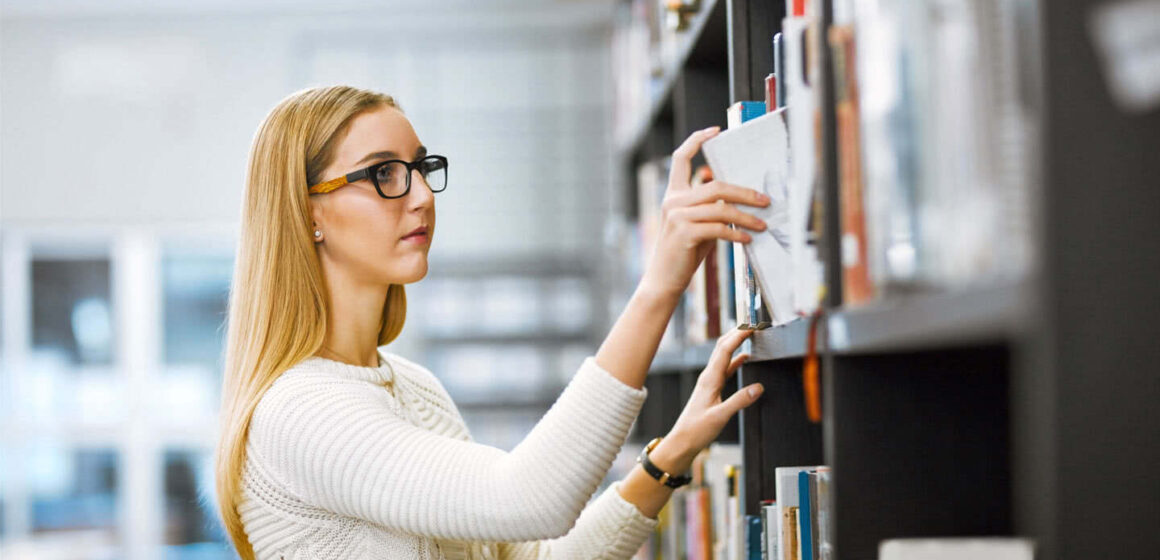 girl-at-library